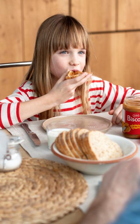Petite fille mangeant pâte à tartiner crunchy Biscoff