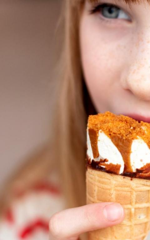 Jeune fille dégustant un cornet de crème glacée L’original Lotus Biscoff