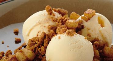 Vanilleeis mit gebackenem Apfel und Lotus Biscoff Crumble